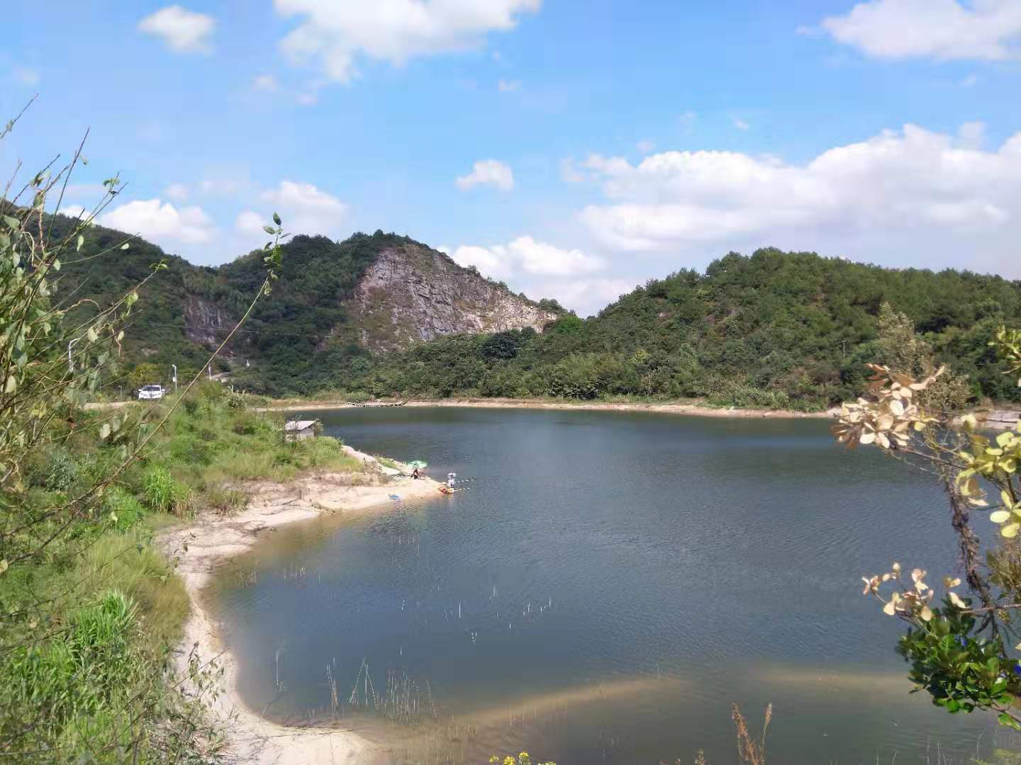 丰梅湖山庄有一对神仙眷侣,渔乐山水间不思城庄主人称老范,一个地道的