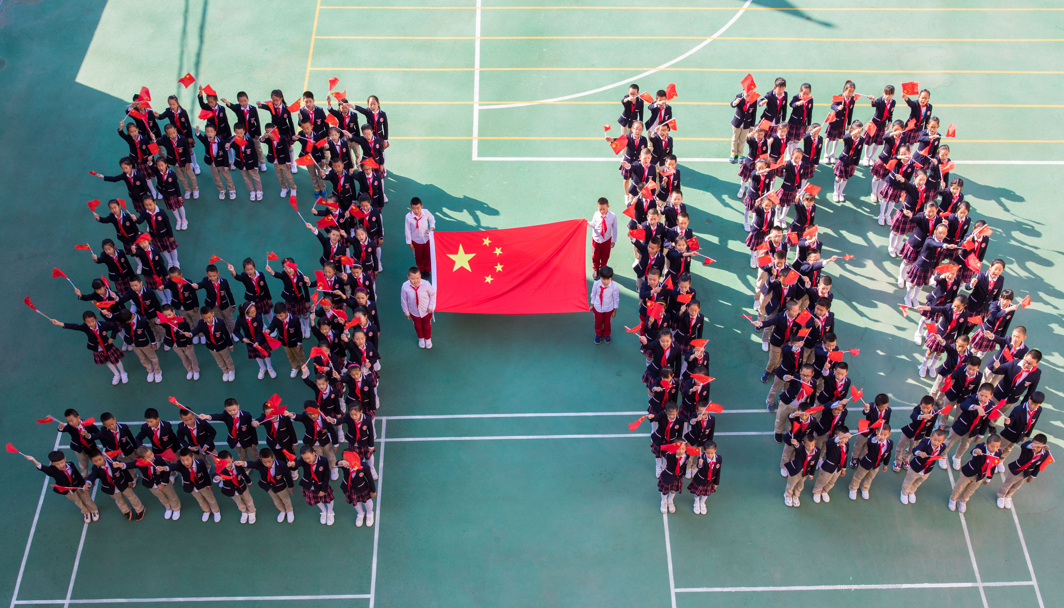 呼和浩特:小学生摆巨型"9.10"字样方阵感恩教师