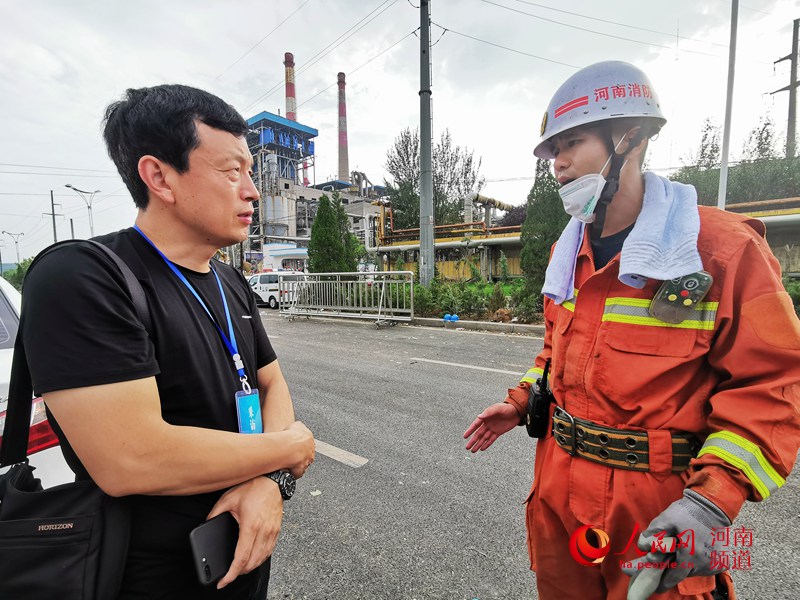 平)7月20日下午6点,三门峡义马市消防大队大队长焦雷的右胳膊还在肿着