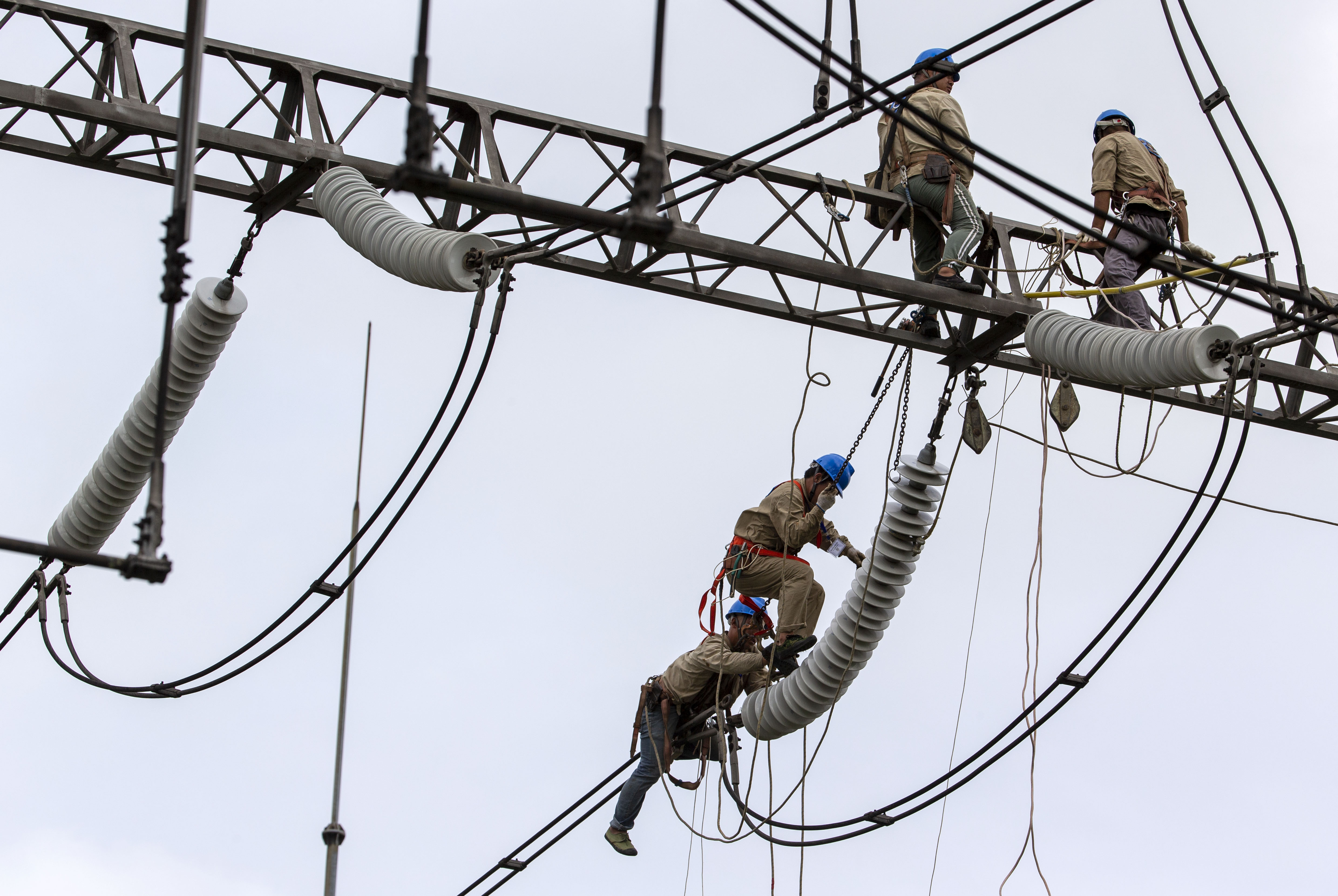2019年8月4日,泰州供电公司工作人员在220千伏黄桥变电站更换绝缘子串