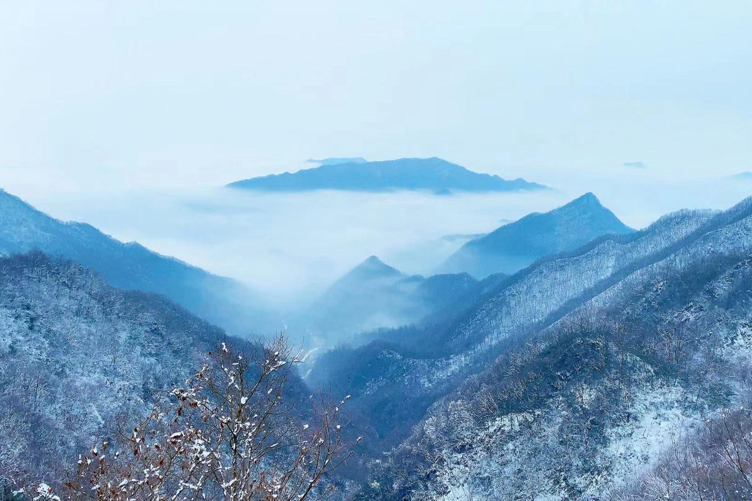 航拍云雾山雪景,白雪皑皑,银带环绕,醉在秦岭深处(摄影:汪龙涛)