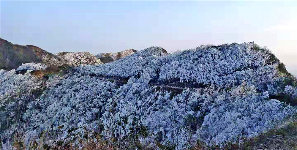 桂林白雪皑皑的恭城瑶族自治县三江乡银殿山雪景