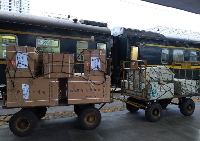 k352次列车加挂行李车运送防疫物资驰援武汉