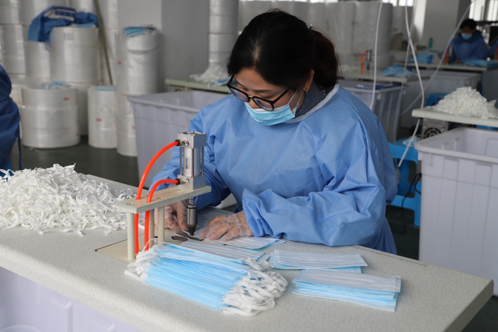 3月5日,邓州市产业孵化园河南省玖腾医疗器械有限公司车间内,工人在