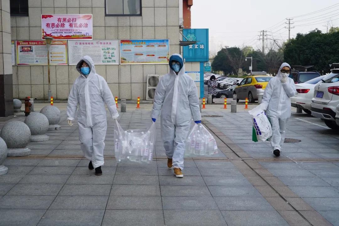 湖北省鄂州市检察院女干警志愿参与疫情防控管制期社区服务工作,为