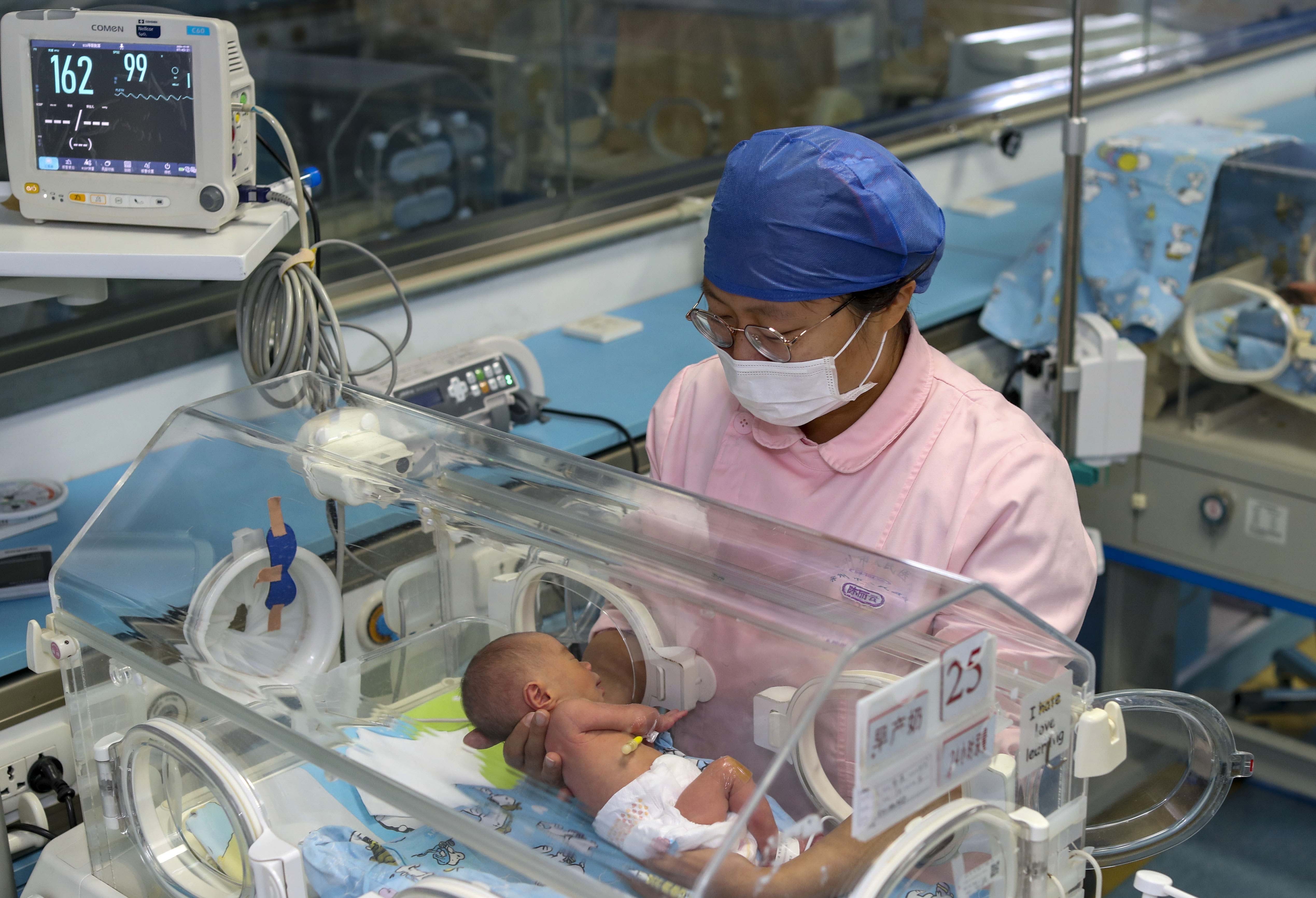 2020年3月8日,在泰州市人民医院南院新生儿重症监护室(nicu),护士