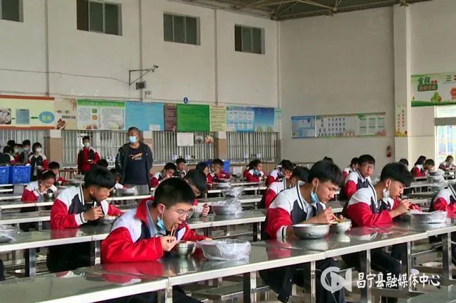 昌宁县第三中学还采取错峰就餐,学生之间相隔1米等措施抓好学生的就餐