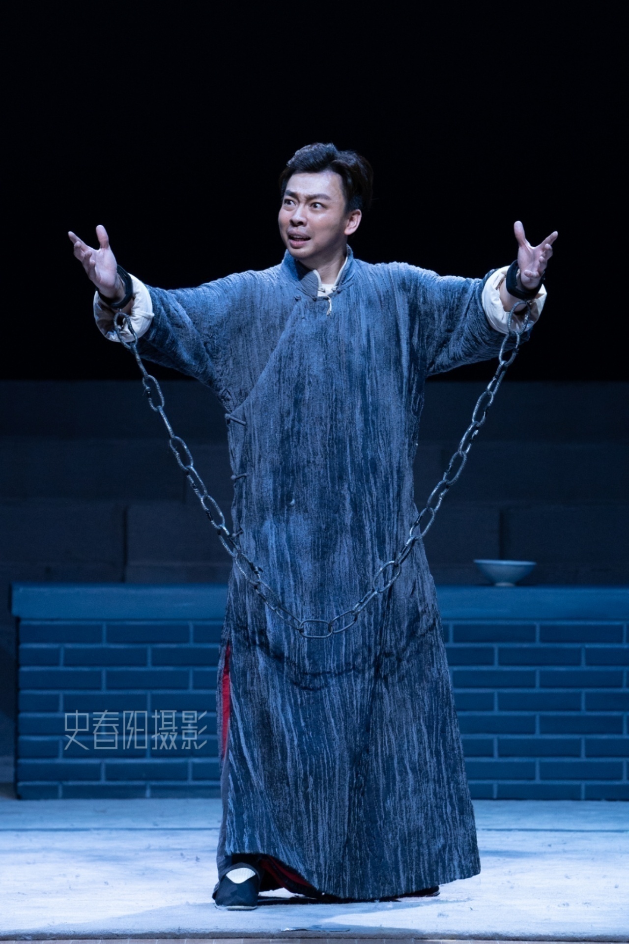 倪胜春出演李敬源(中),周美慧饰演成瑶(左).