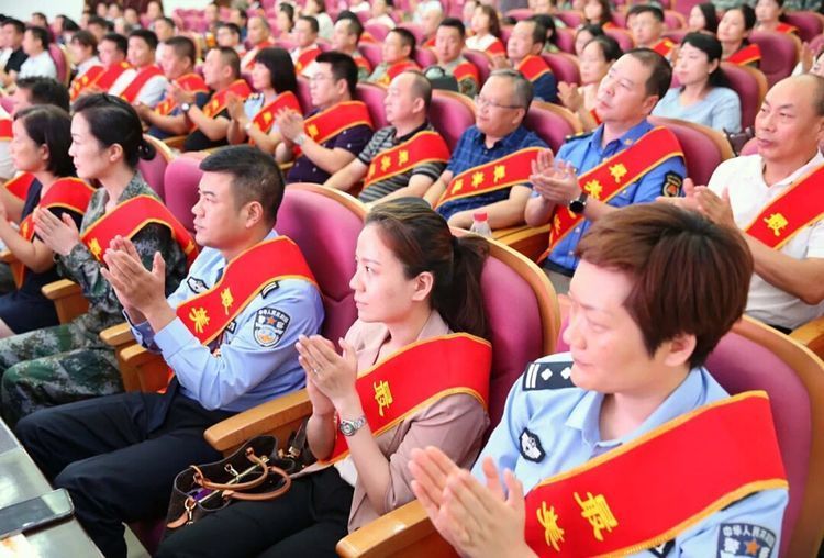 "战斗英雄"刘阿平同志深有感触地说"党和人民没有忘记我们,这是对