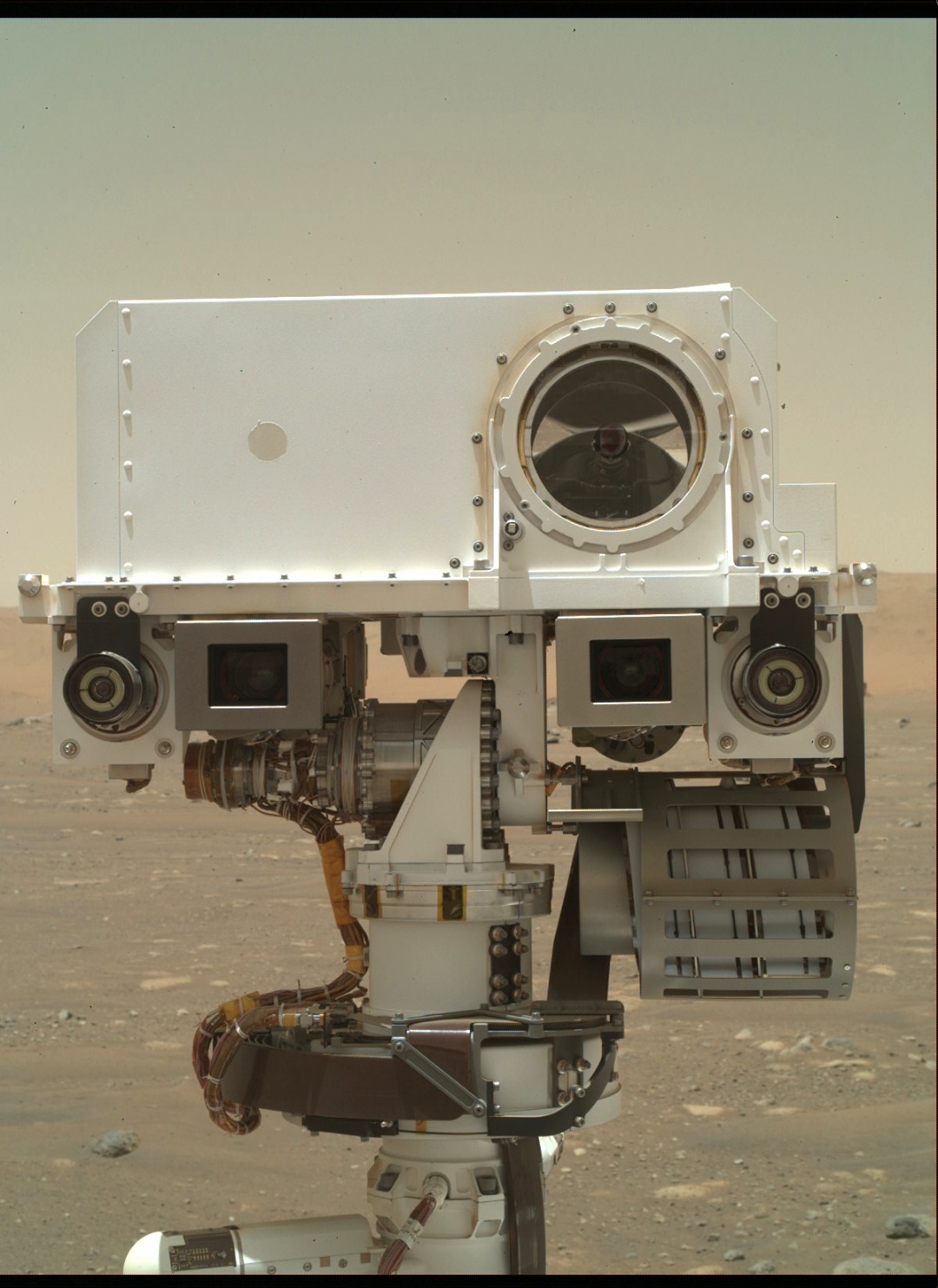 毅力号第一张自拍照出炉!火星直升机同框出镜