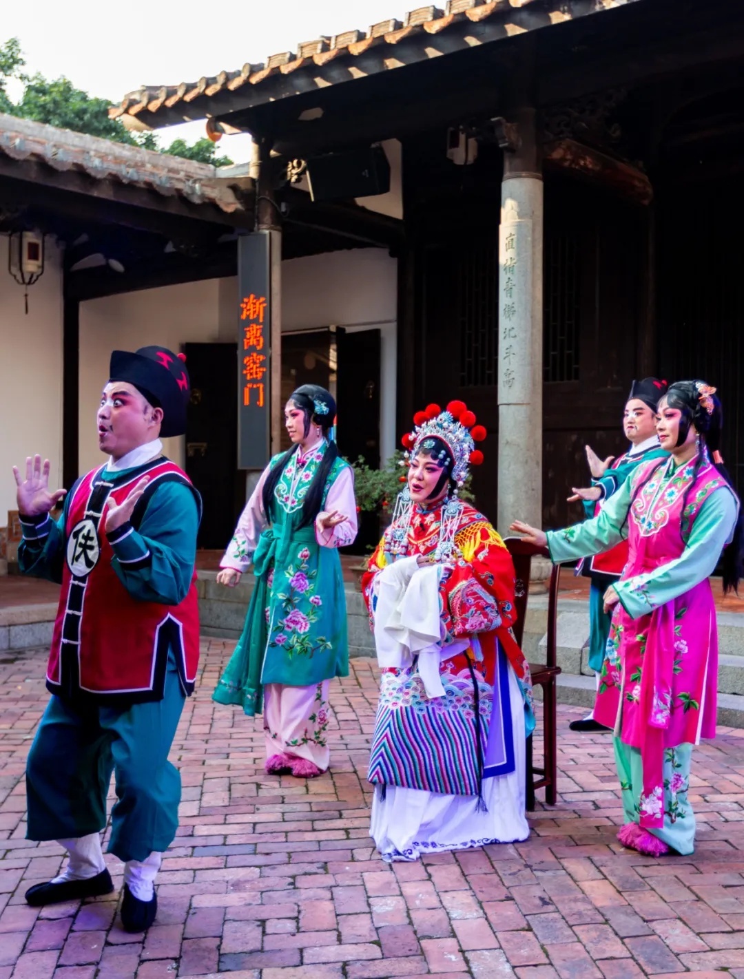 村村有戏台,天天有戏看莆仙戏在莆田广受欢迎现有100多个剧团一年演出