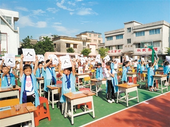 景贤小学校长商庆平为新生点朱砂.