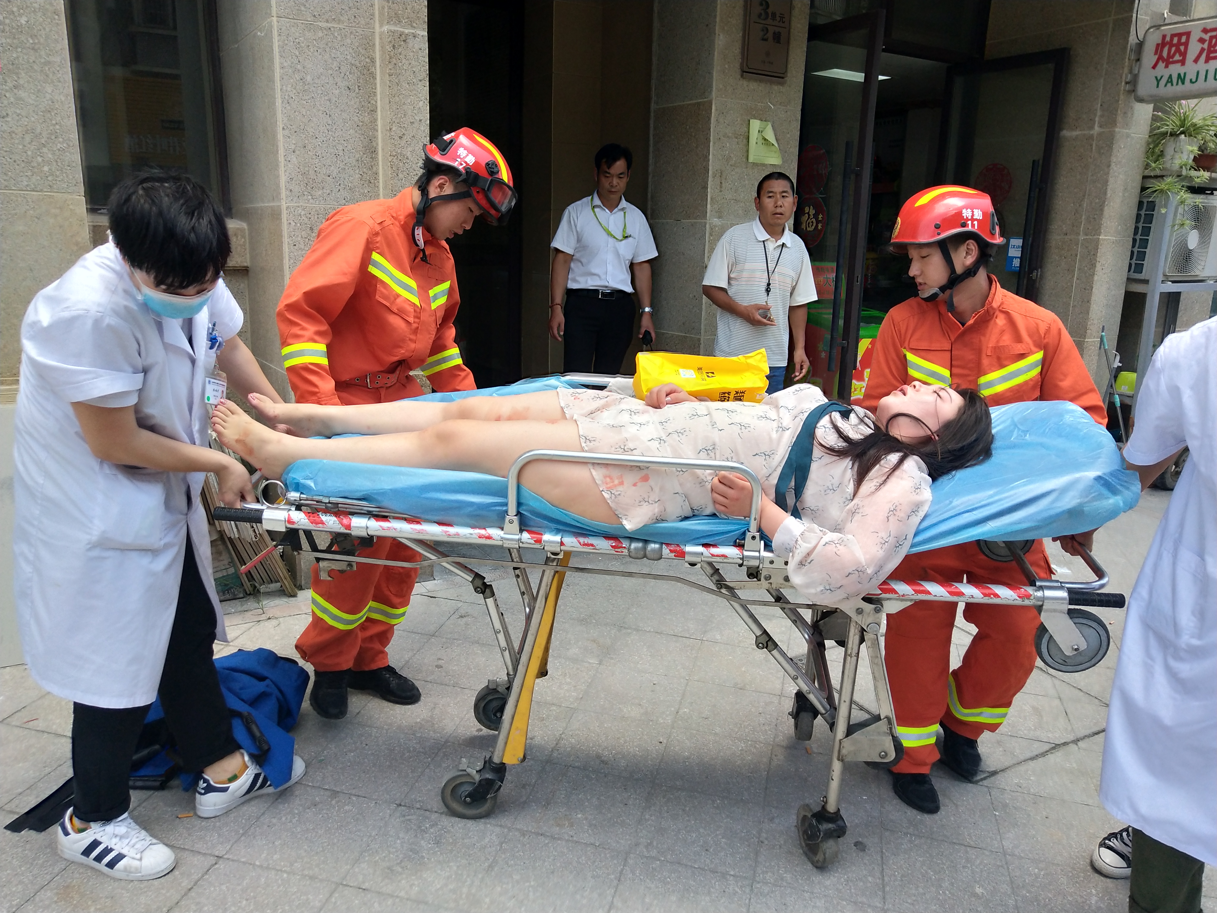 台州年轻女子因感情问题服药自杀消防破门营救
