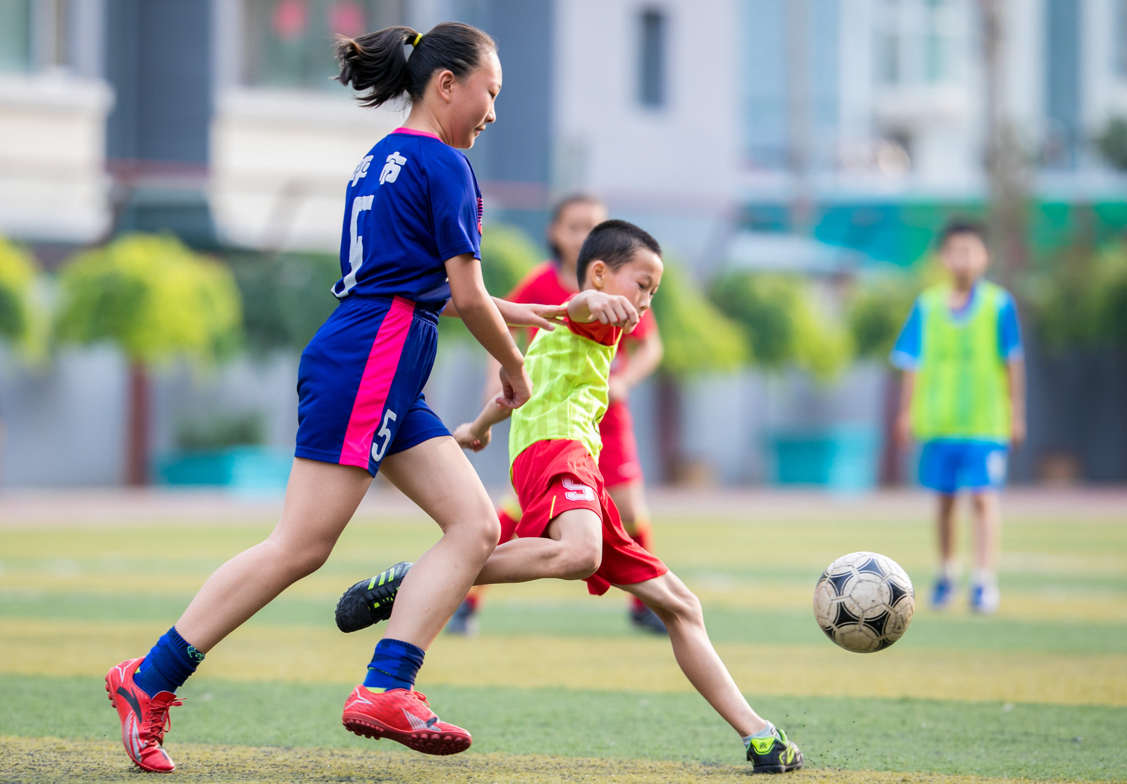 2——7月18日,呼和浩特市玉泉区通顺街小学学生进行足球对抗赛