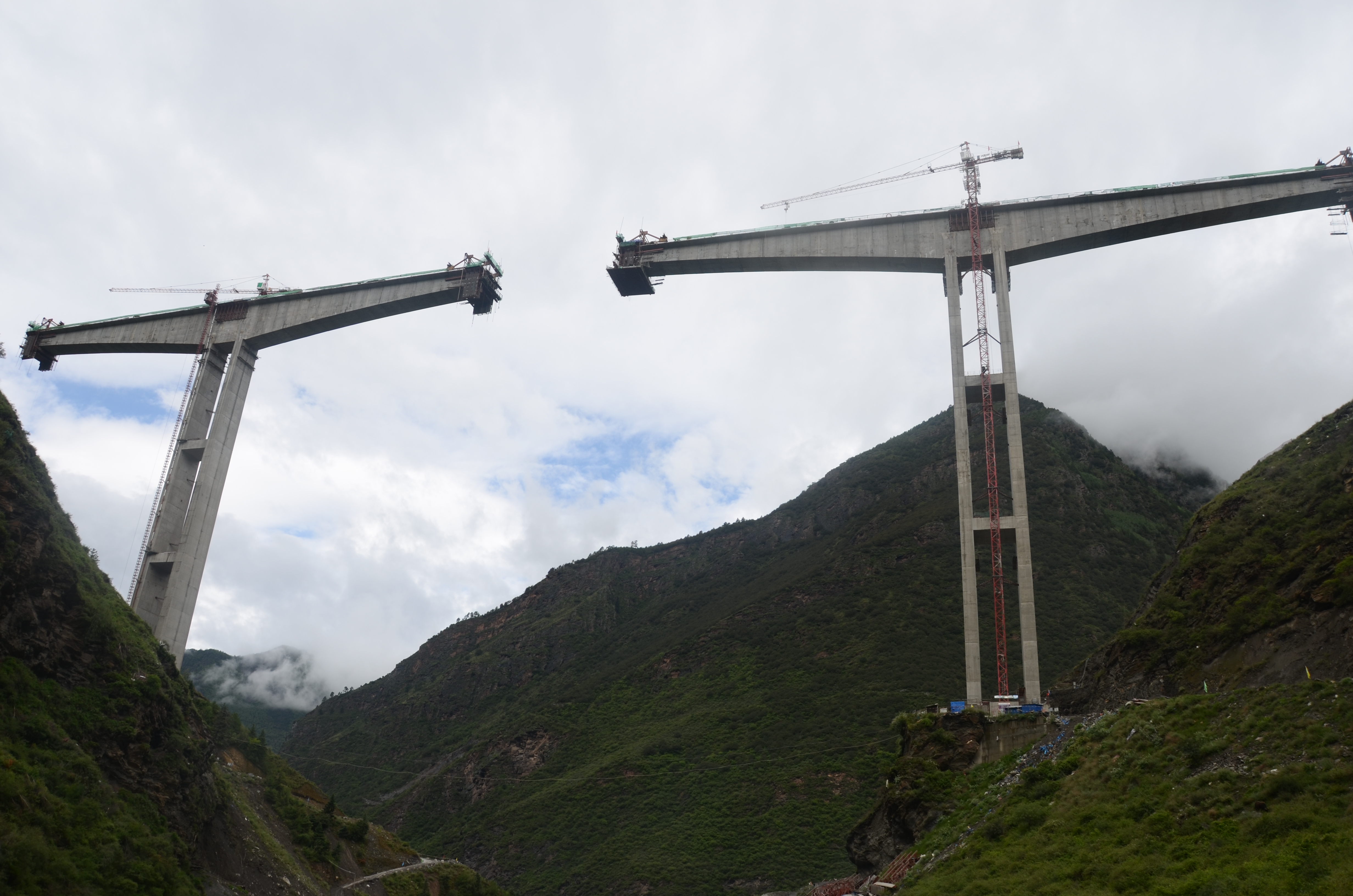 大峡谷里立下愚公志,筑路架桥助力藏区脱贫攻坚