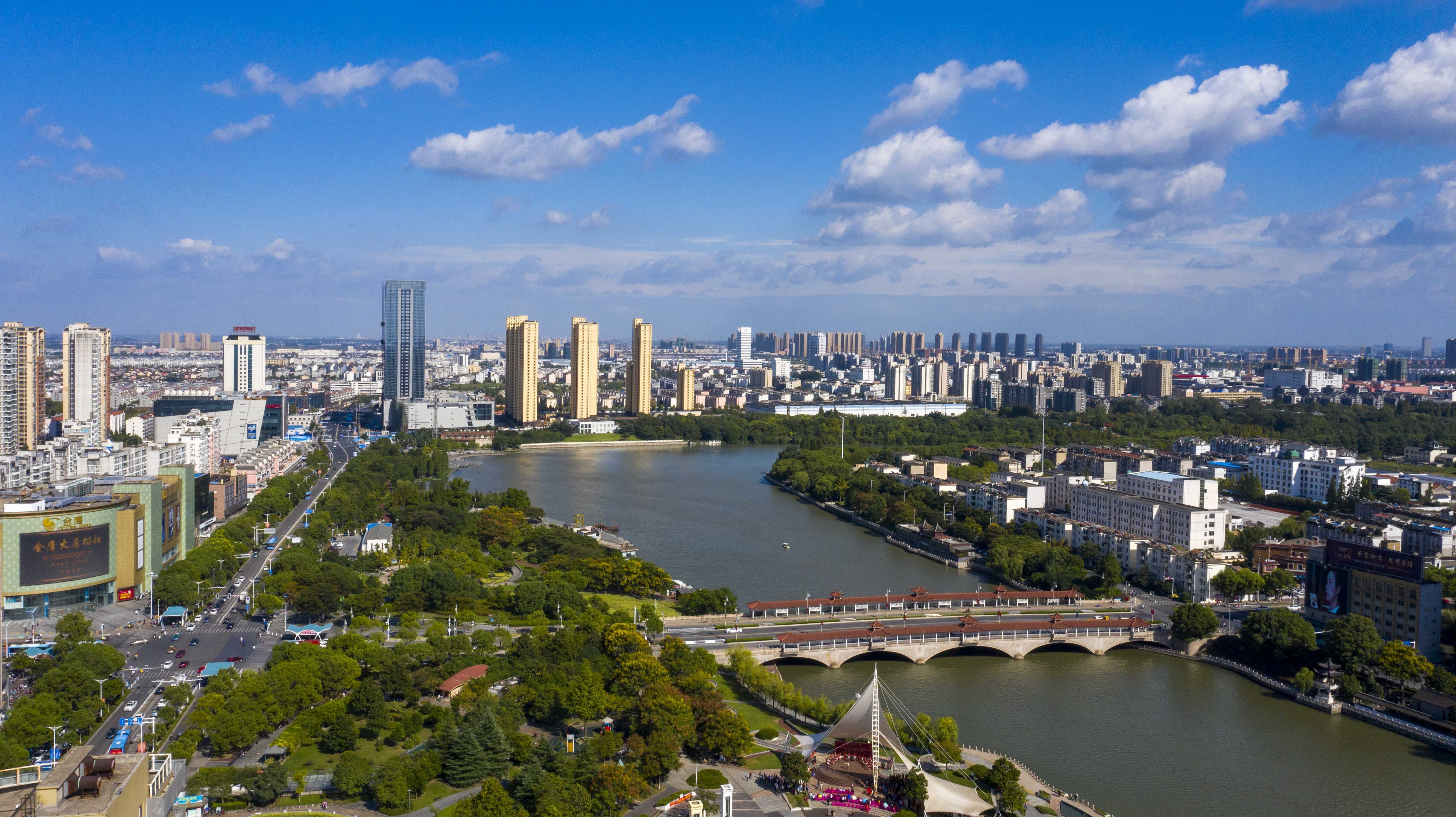 2019年9月21日,在江苏泰州凤城河风景区拍摄的秋景(无人机拍摄)1jpg