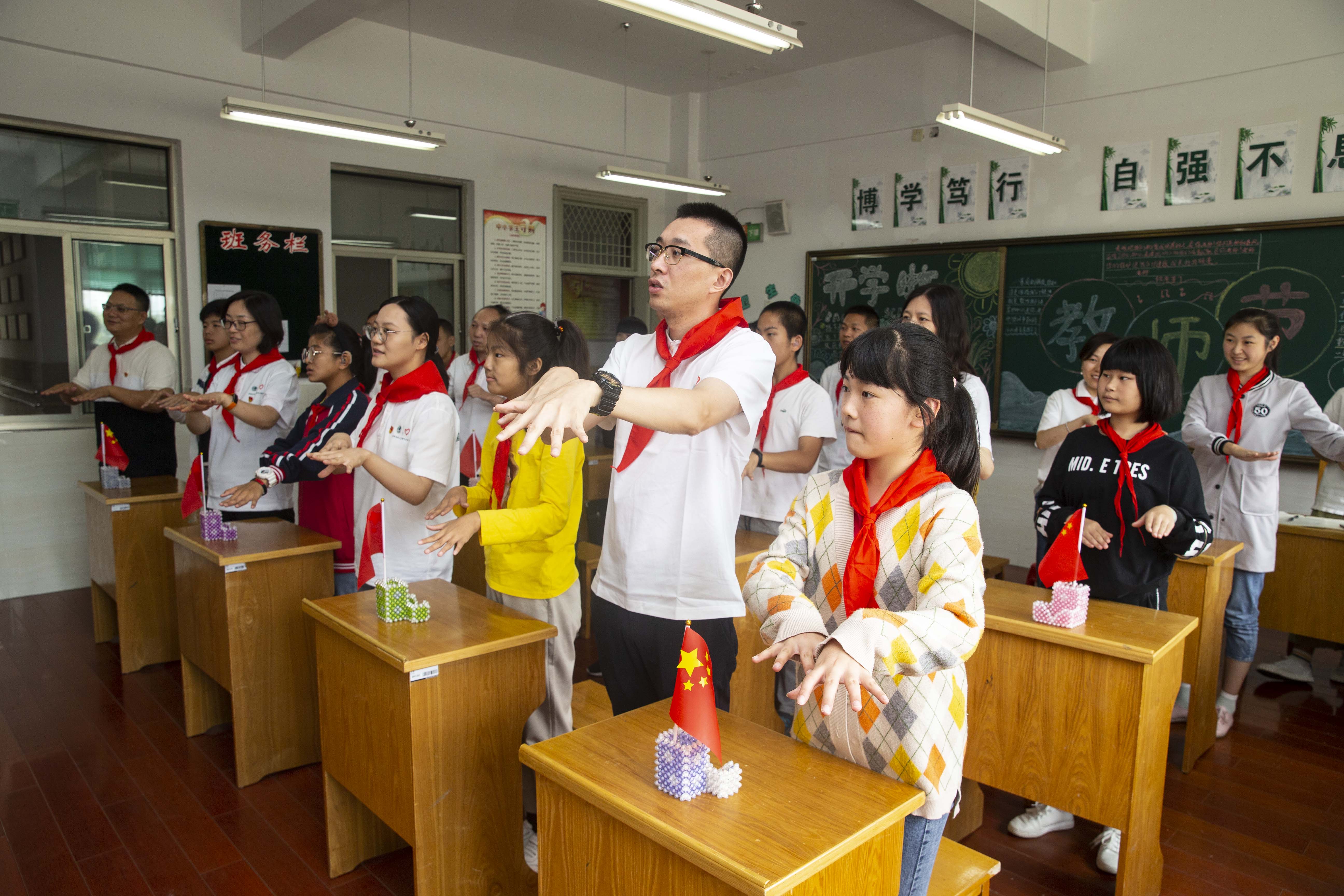 国网泰州供电公司党员志愿者和泰州市特殊教育学校师生一起用手语歌唱