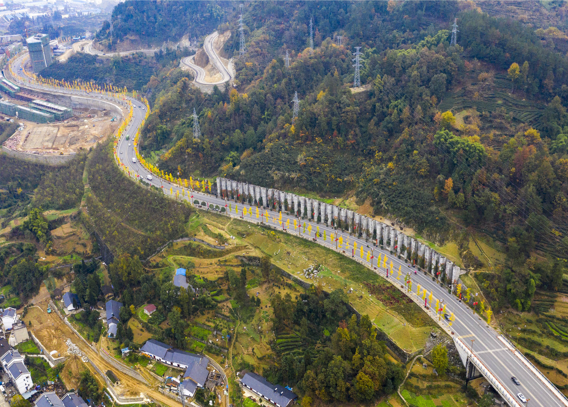 2019年11月28日,在湖北省秭归县城一级出口高速公路上拍摄的黄金大道