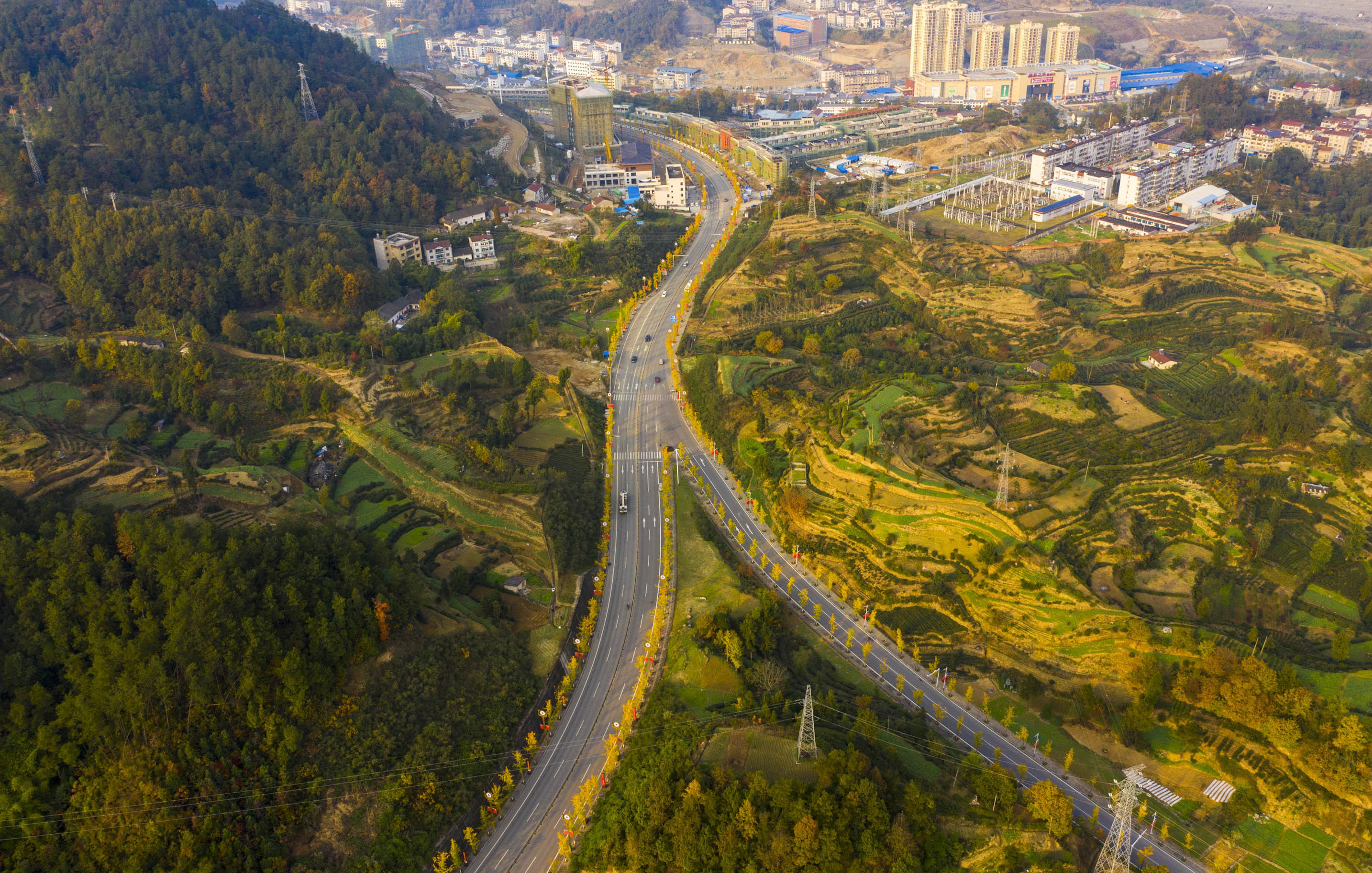 2019年11月28日,在湖北省秭归县城一级出口高速公路上拍摄的黄金大道