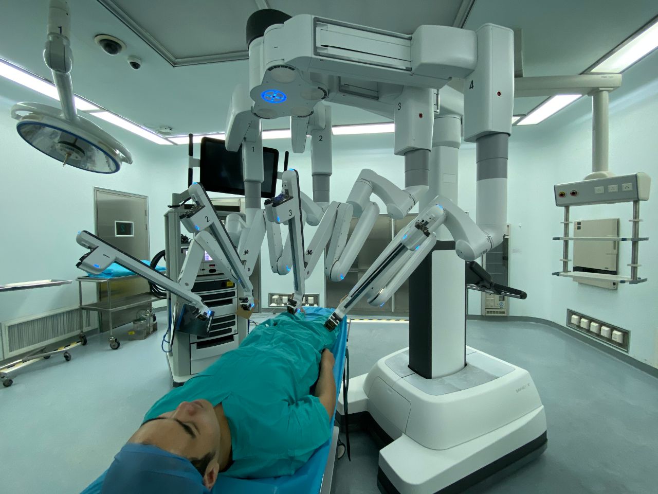 无锡市人民医院来了新员工达芬奇手术机器人