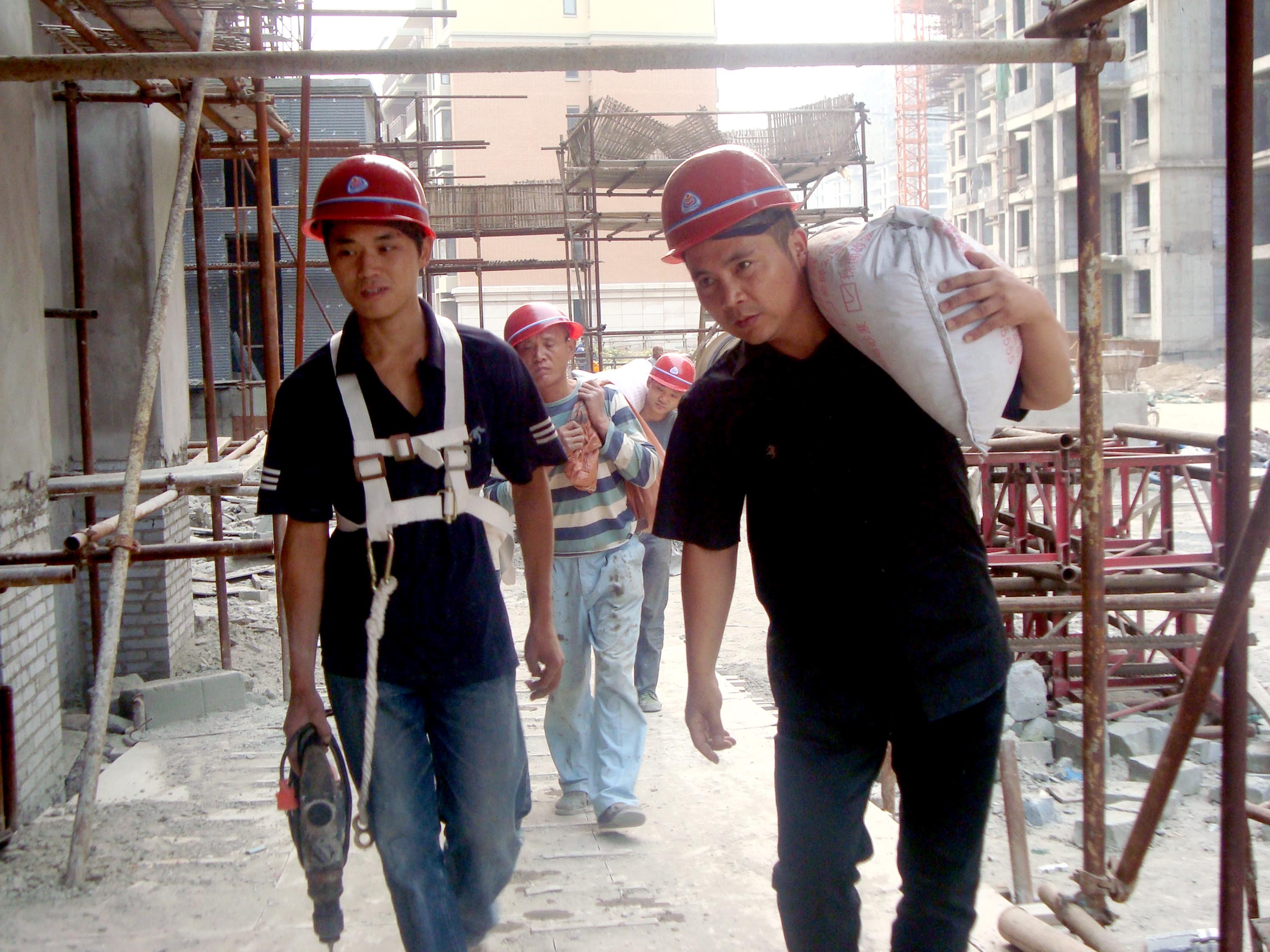 建筑工地上忙碌的建筑工人，原创摄影|建筑工人|建筑工地|摄影_新浪新闻
