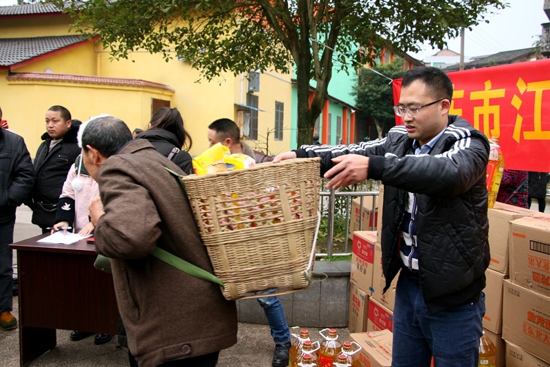 江津区"慈善情暖万家"走进杜市镇