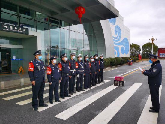 景德镇机场疫情防控点,宣读了市局关于对机场分局疫情防控工作中表现