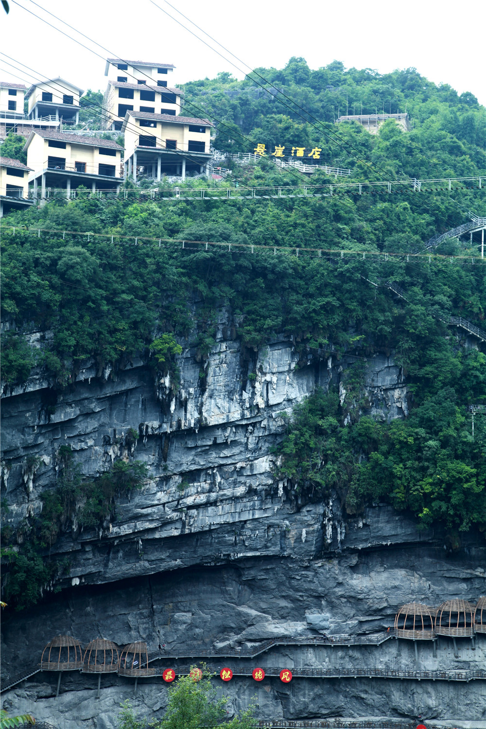 罗城天坑溶洞观光旅游的棉花天坑旅游度假区