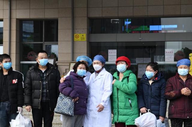 19位新冠肺炎重症患者从武汉大学人民医院东院区出院