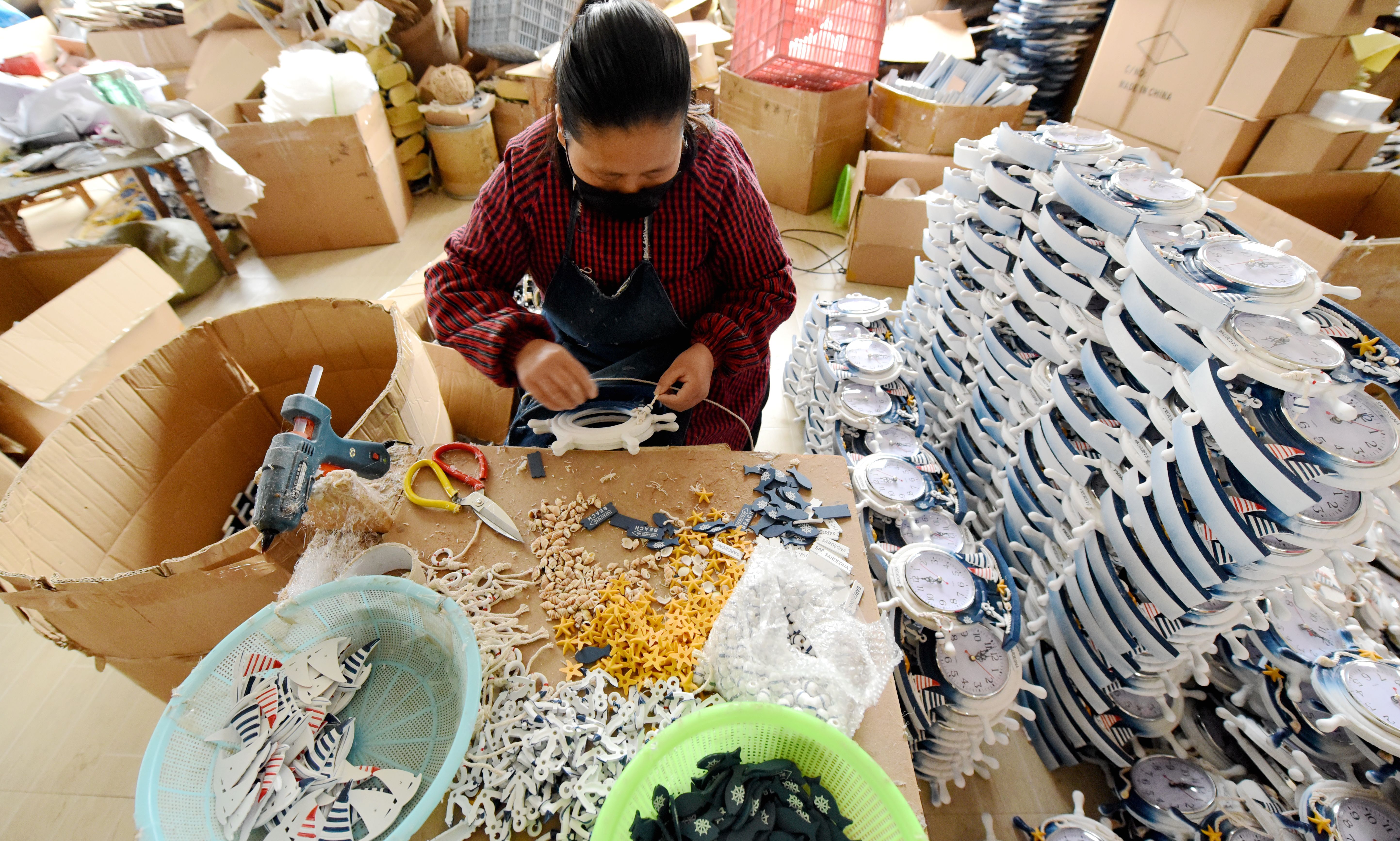2020年3月4日,在仙居县官路镇双垟村一工艺厂,农民正在加工制作工艺品