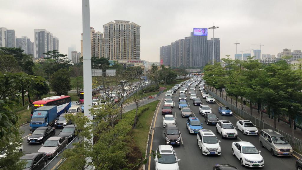 深圳早高峰车流量已高于去年12月交警呼吁绿色出行
