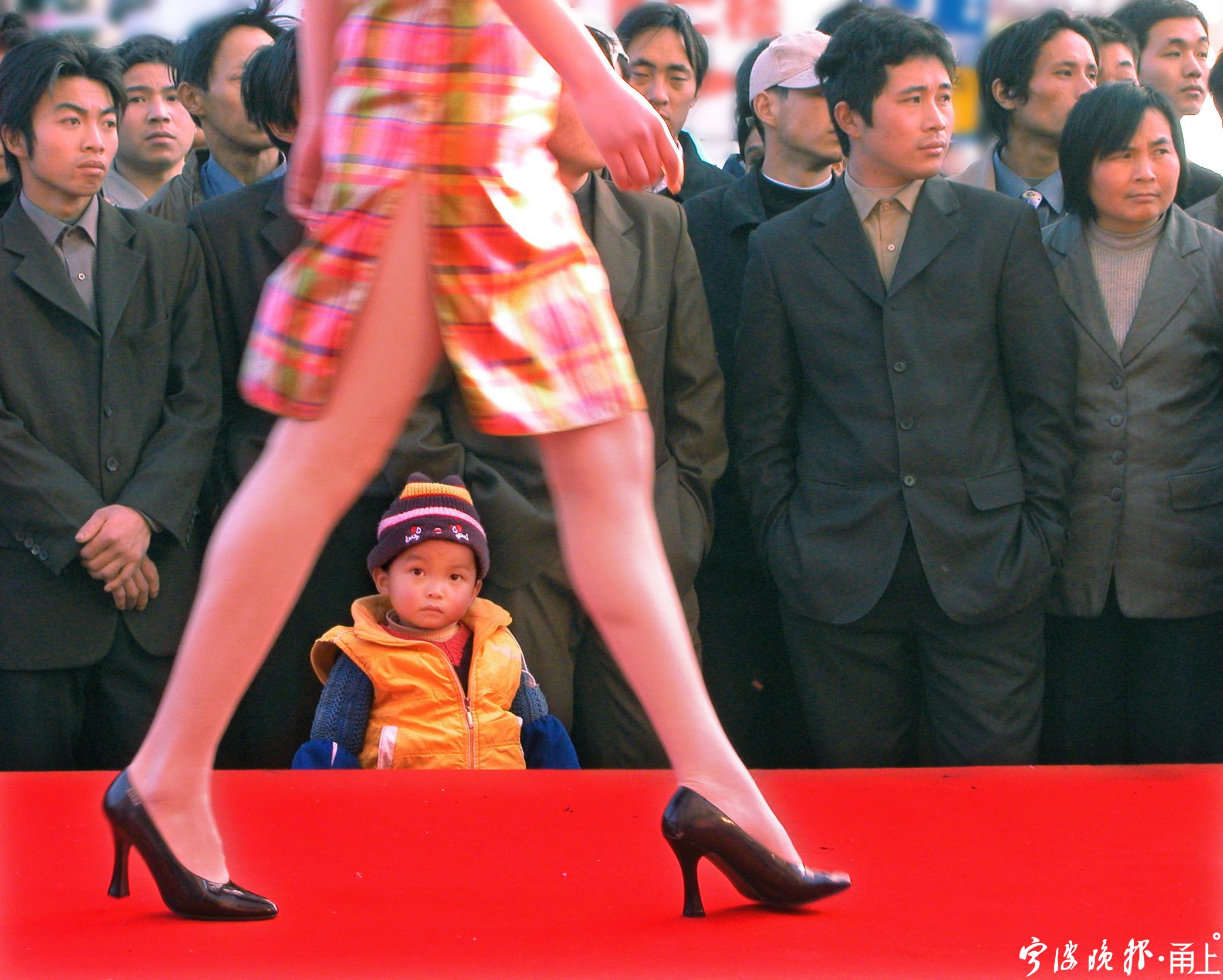 (2003年)中山路 街头的时装表演吸引了孩子的兴趣