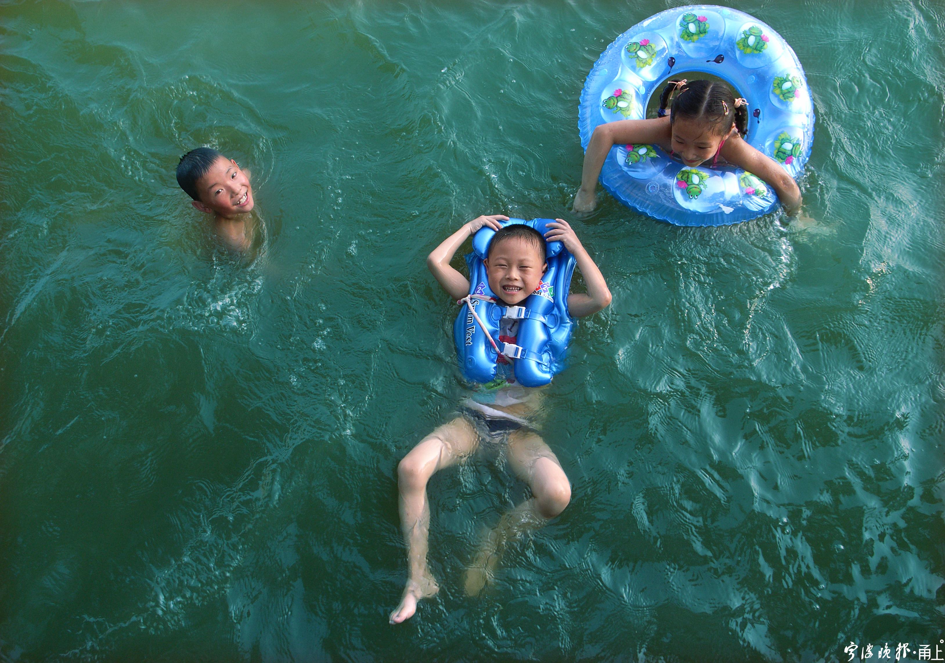 (2008年)东钱湖 钱湖人家的孩子在湖中戏水