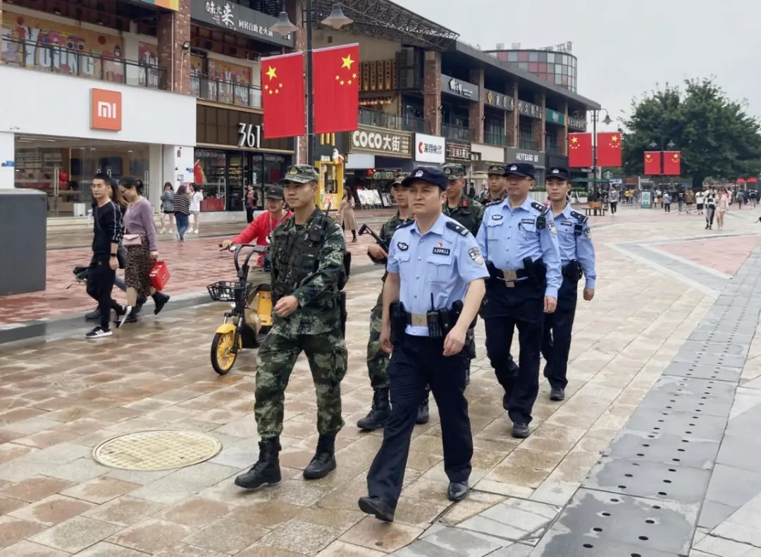 重庆高新公安武警首次展开联合武装巡逻|重庆高新公安武警首次展开联合武装巡逻，共筑平安“双节”