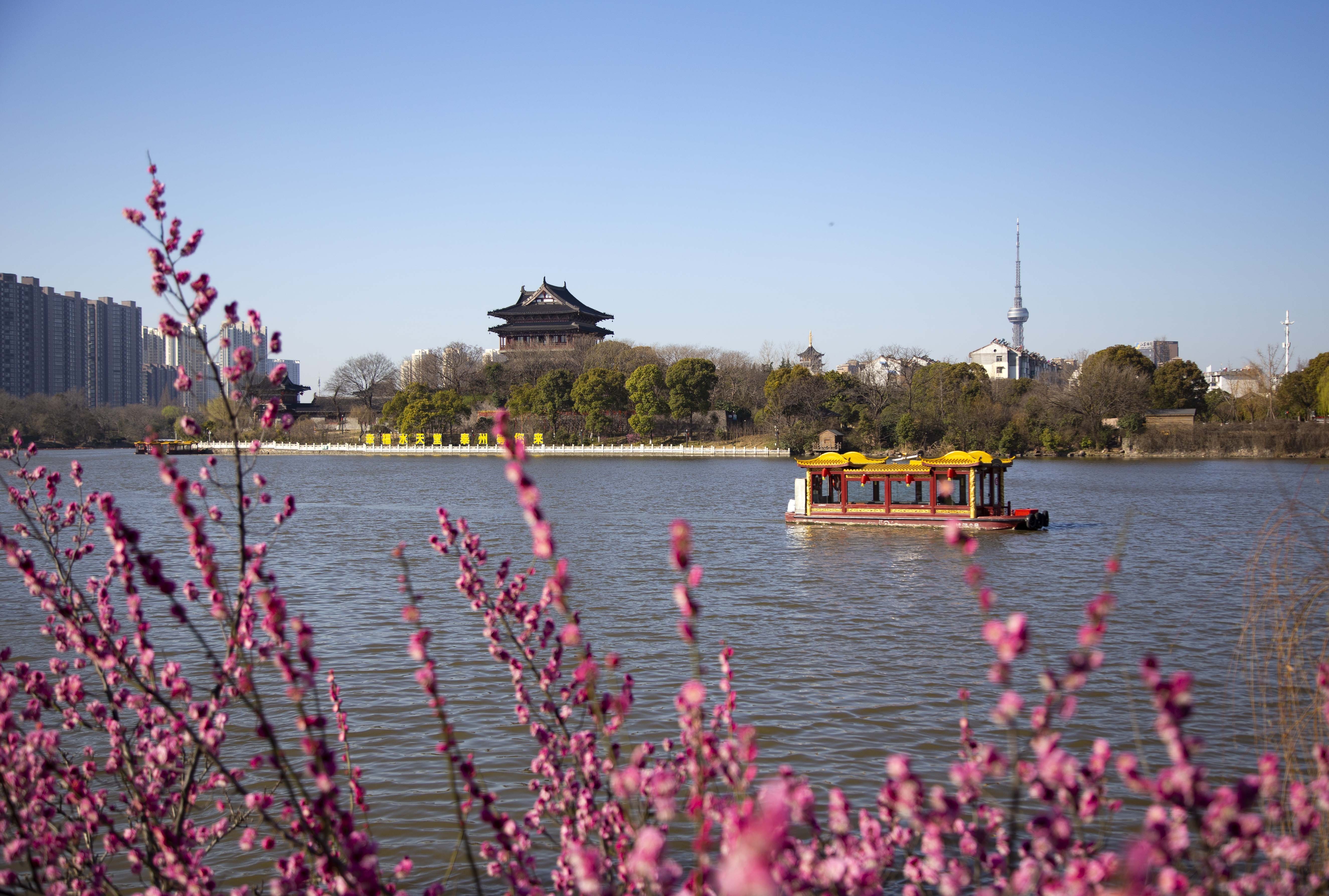 2021年2月21日,遊船行駛在泰州市鳳城河水面(無人機照片).