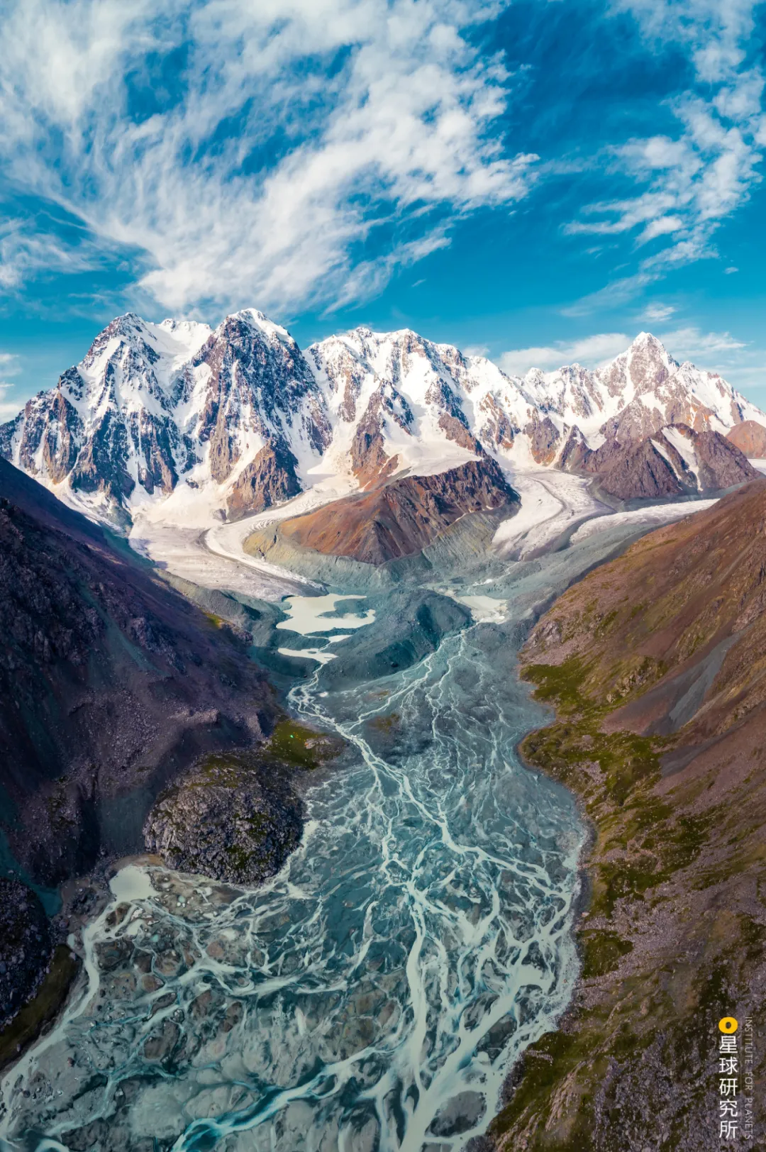 冲出谷口将泥沙堆积在山麓形成连绵的冲积扇群(新疆天山的雪山,冰川