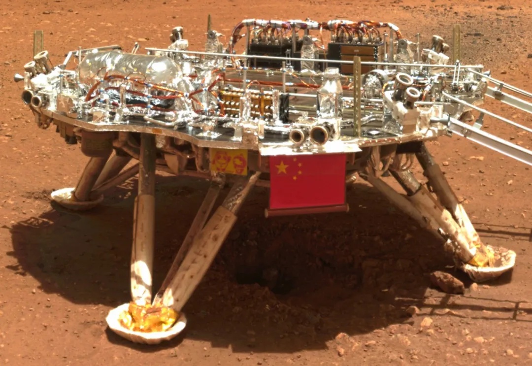 火星车|祝融号两器合影亮点纷呈：进入舱出镜，变推发动机蹲出大坑