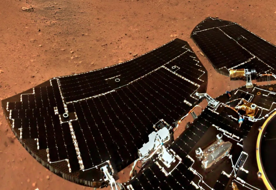 火星车|祝融号两器合影亮点纷呈：进入舱出镜，变推发动机蹲出大坑