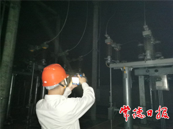 供电公司|国网桃源县供电公司夜巡测温护电网“清凉”