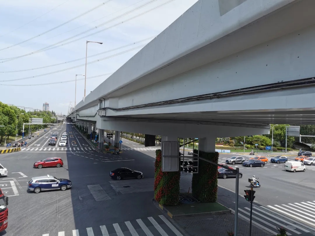 同济路,逸仙路沿线是这次高架道路及桥梁涂装工程的主线之一,这里不仅
