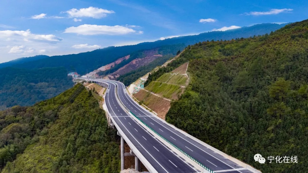 "曾庆河表示,随着莆炎高速公路的通车,谢新村正迎来了新的发展机遇,他