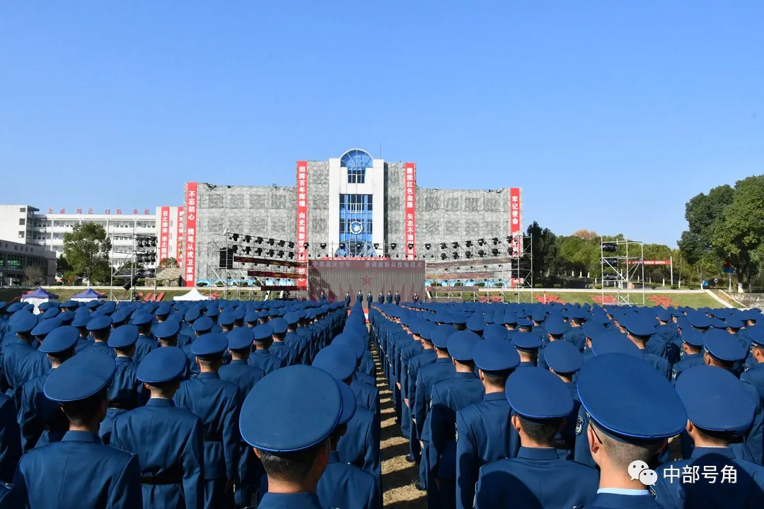 中部战区空军某新训旅举行新兵授衔仪式