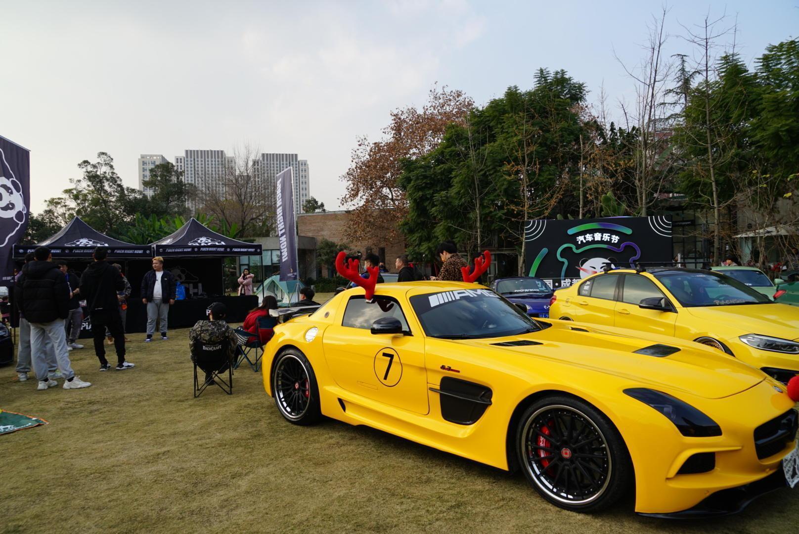 延續了汽車元素,在音樂節場館外,車迷俱樂部舉行有氣動的