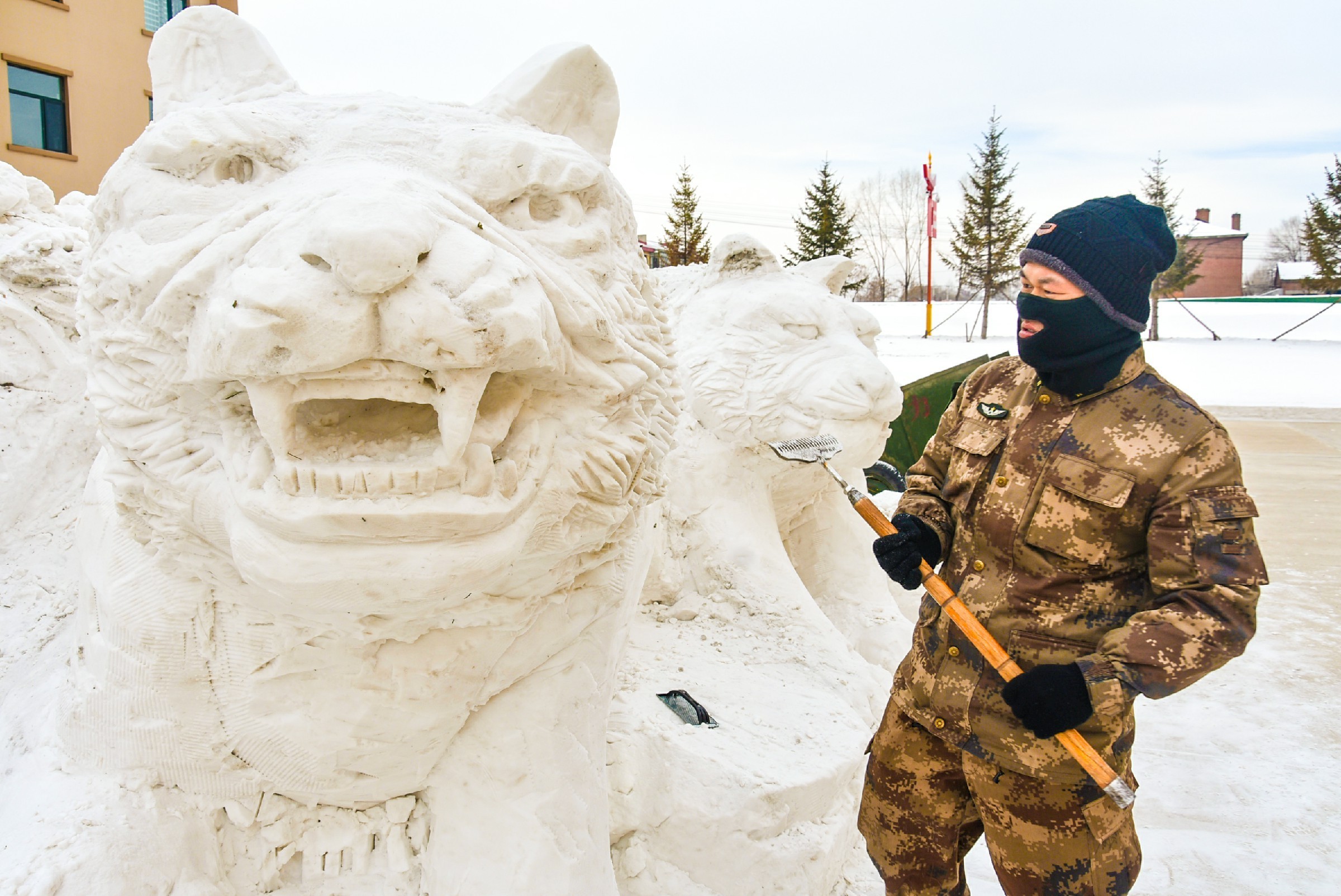 看看军营里的雪雕作品