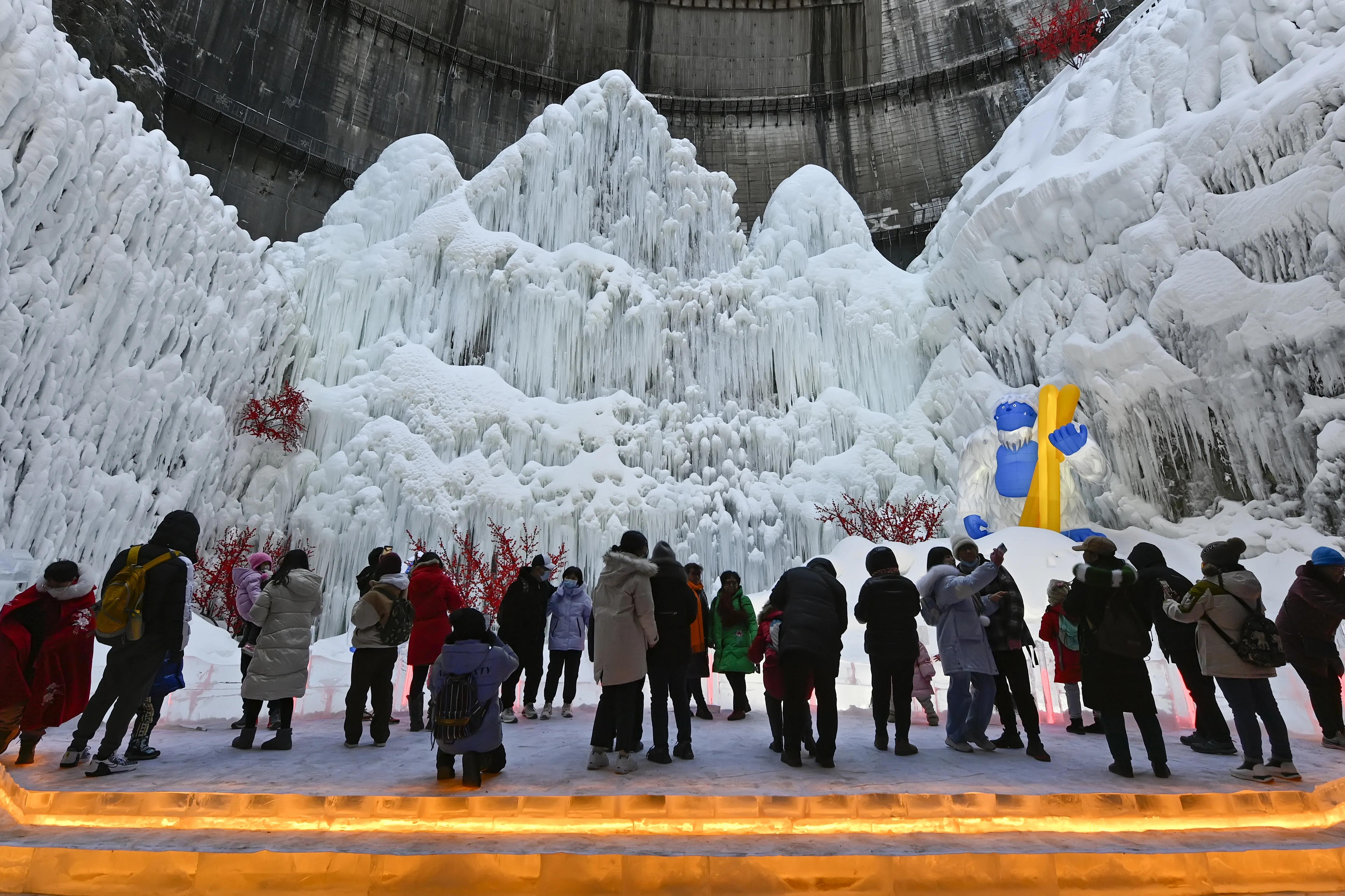 冬奥元素冰灯助力2022龙庆峡冰灯冰雪季