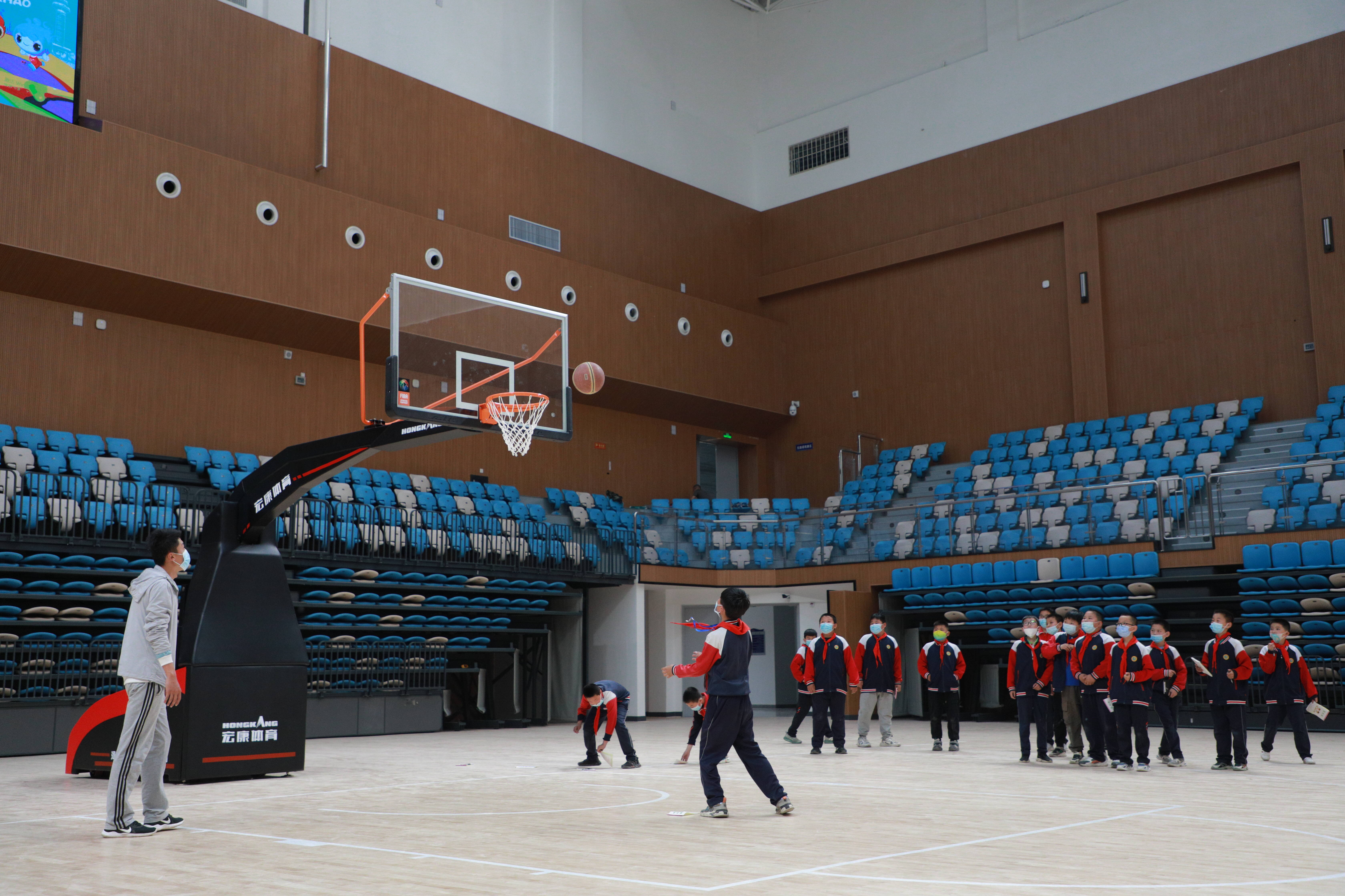 五莲市民体育中心位于县城东新片区浙江路以东,北京路中学和小学以西