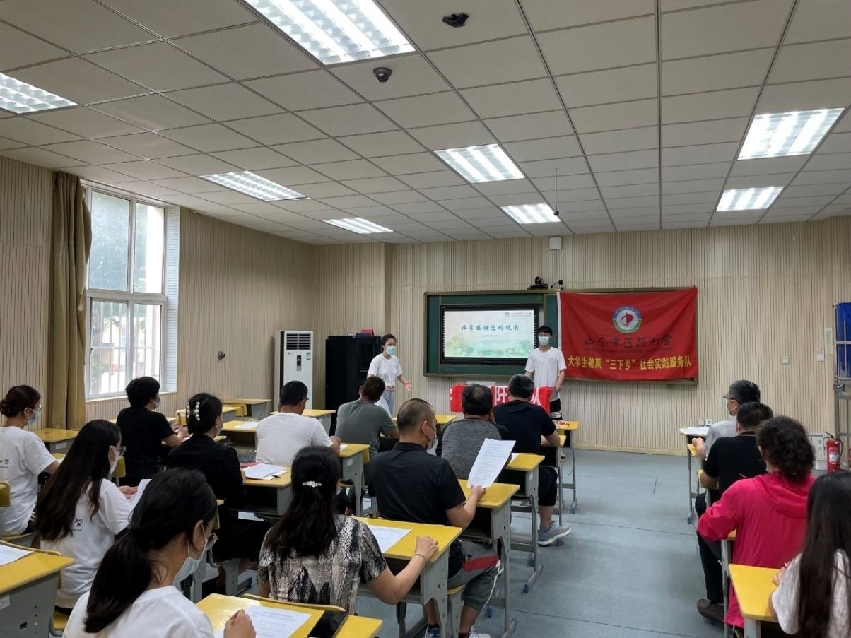 在夏格庄镇中心中学校长王海涛的支持下,团队成员在录播教室为学校