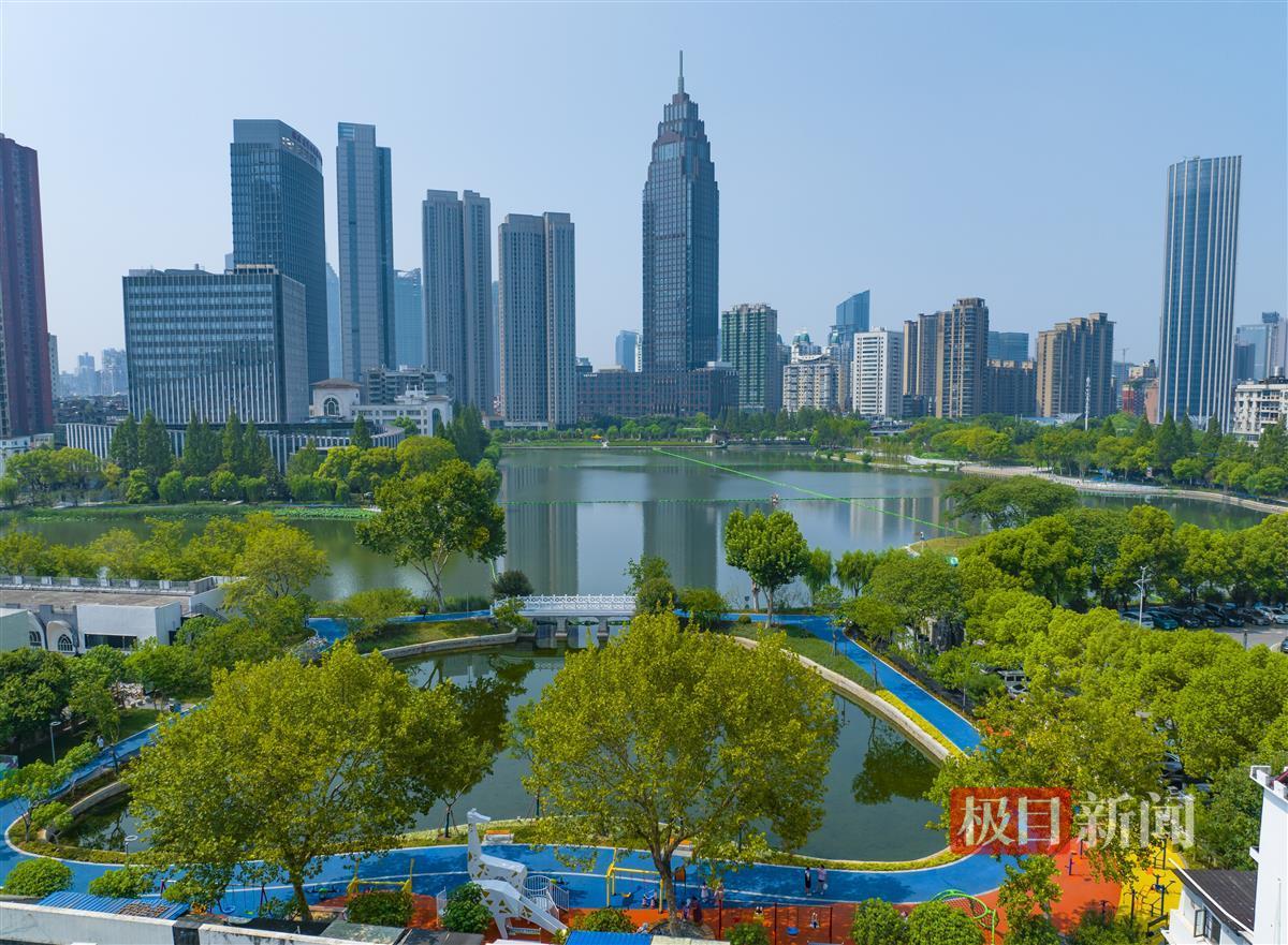 8月2日,经过7个月改造升级后的武汉市江汉区菱角湖公园,湛蓝色的环湖