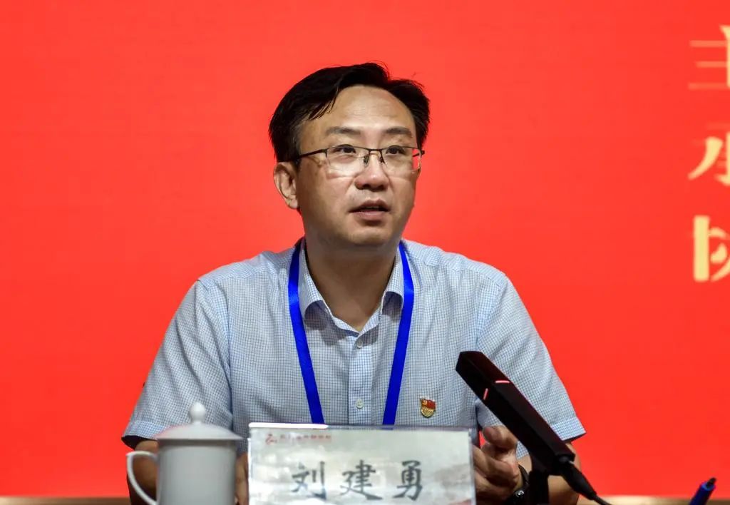 二级主任科员何剑,红旗渠干部管理学院常务副院长刘建勇,郑州升达经贸