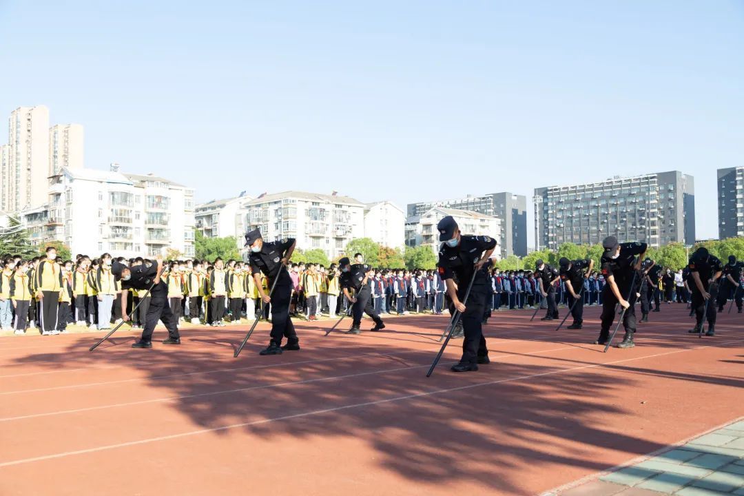 武汉市东西湖区公安分局联合区教育局举行“少年警队”创建活动